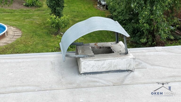 Detail komínu pořízený dronem