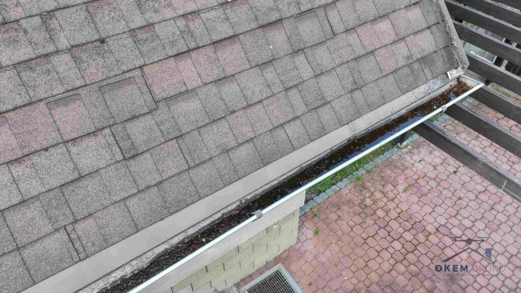 Zanesený okap zachycený při kontrole dronem